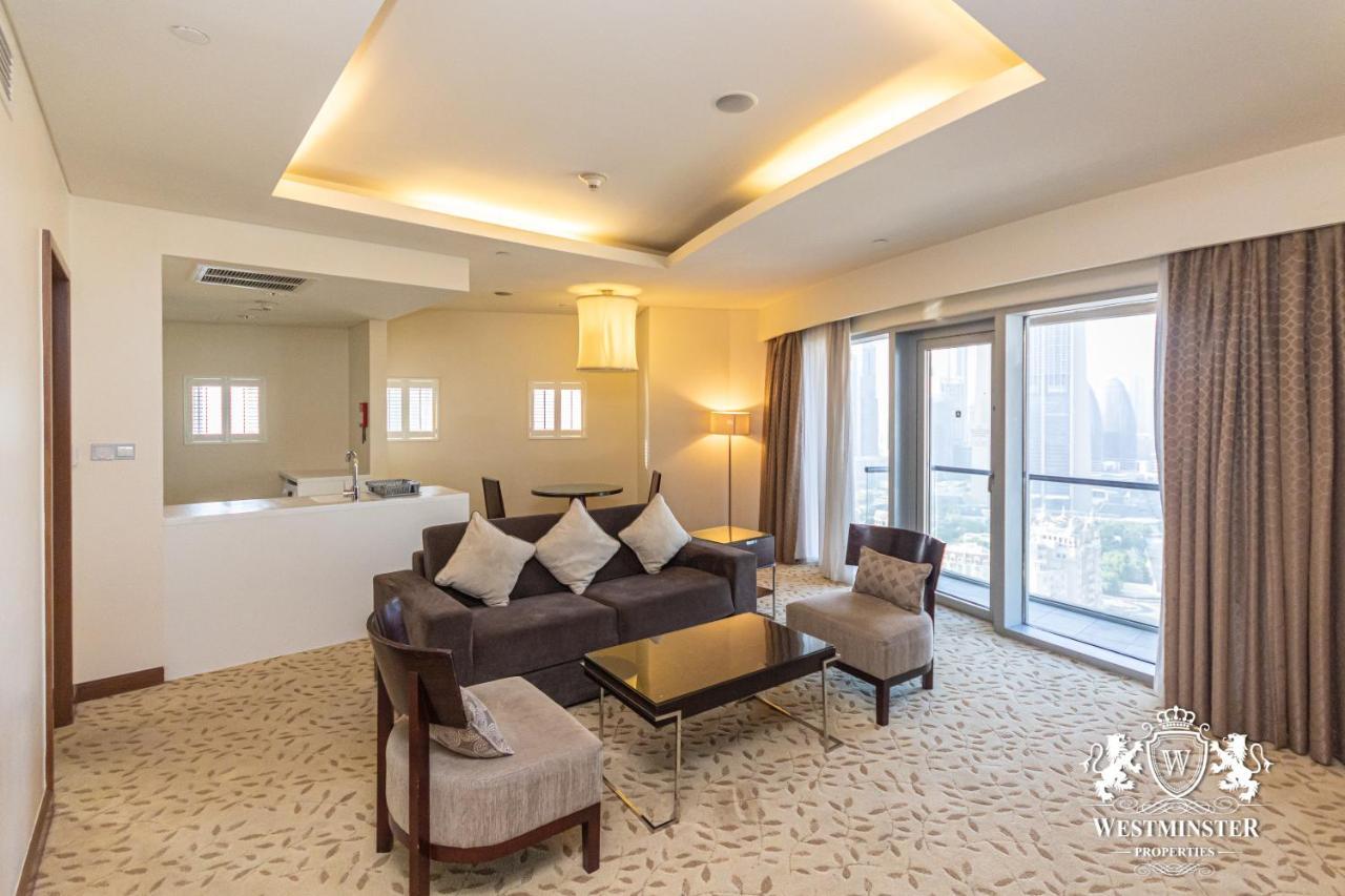 Westminster Dubai Mall Экстерьер фото A living room in a suite at the Westin